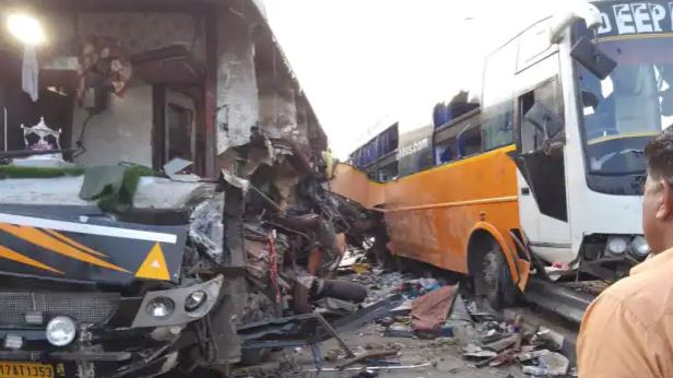 Bus Accident, वाराणसी से अयोध्या जा रही बस डिवाइडर से टकराई, 24 घायल