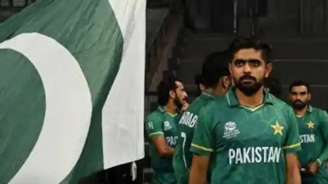 Babar Azam ने भारत से हारने के बाद ड्रेसिंग रूम में दी जोरदार स्पीच, मैच के विलन बने इस खिलाड़ी को कह दी ये बात, देखें वीडियो