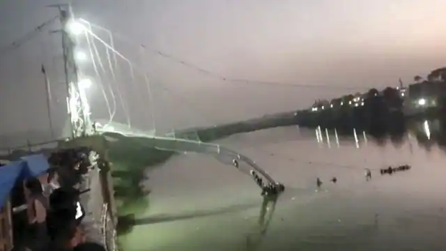 Gujrat: पुल पर थे 400-500 लोग, पांच दिन पहले ही दोबारा हुई थी शुरुआत; जानें कैसे हो गया इतना बड़ा हादसा