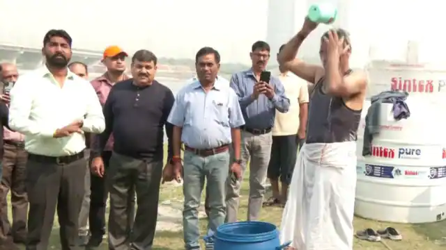 दिल्ली जलबोर्ड के अधिकारी ने Yamuna river के पानी से किया स्नान, भाजपा सांसद परवेश वर्मा ने दी थी चुनौती