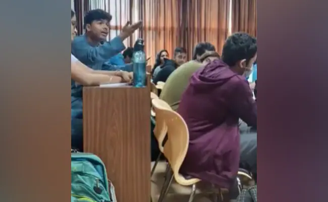 “आप मुझे आतंकी नहीं कह सकते” : Muslim छात्र ने प्रोफेसर के सामने जताया विरोध