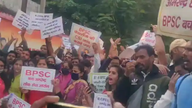 Bihar में बेरोजगारों पर फिर बरसीं पुलिस की लाठियां, BPSC अध्यक्ष को हटाने की मांग पर अड़े छात्र
