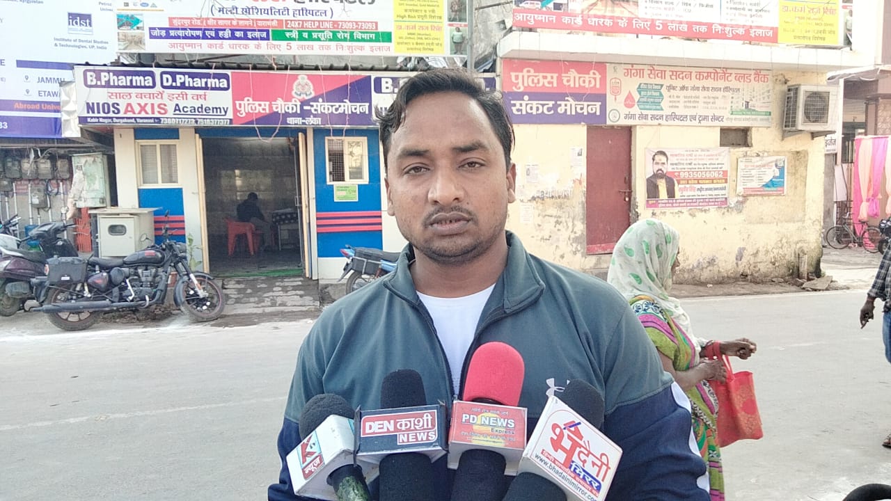 Varanasi : संकट मोचन मंदिर में पत्रकार की कटी जेब, सुरक्षा पर सवाल!