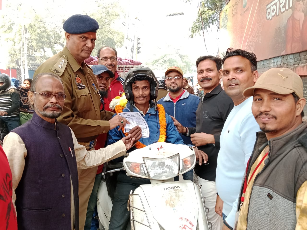 Varanasi Police , दो पहिया वाहन चालकों को फूल देकर किया गया जागरूक