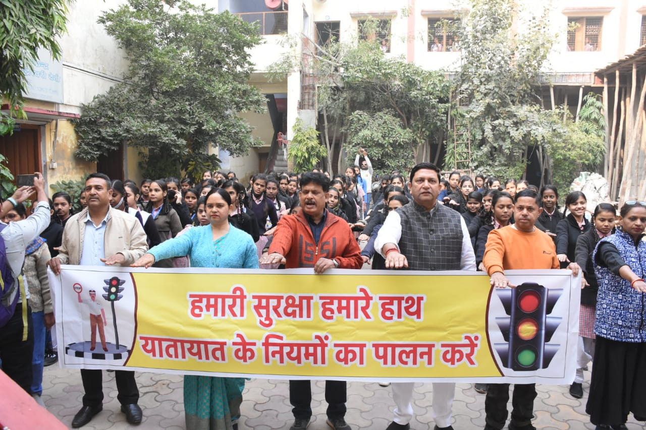 Varanasi News, परेशानियों का सबब बना ई-रिक्शा, यातायात नियमों के प्रति जागरूकता जरूरी