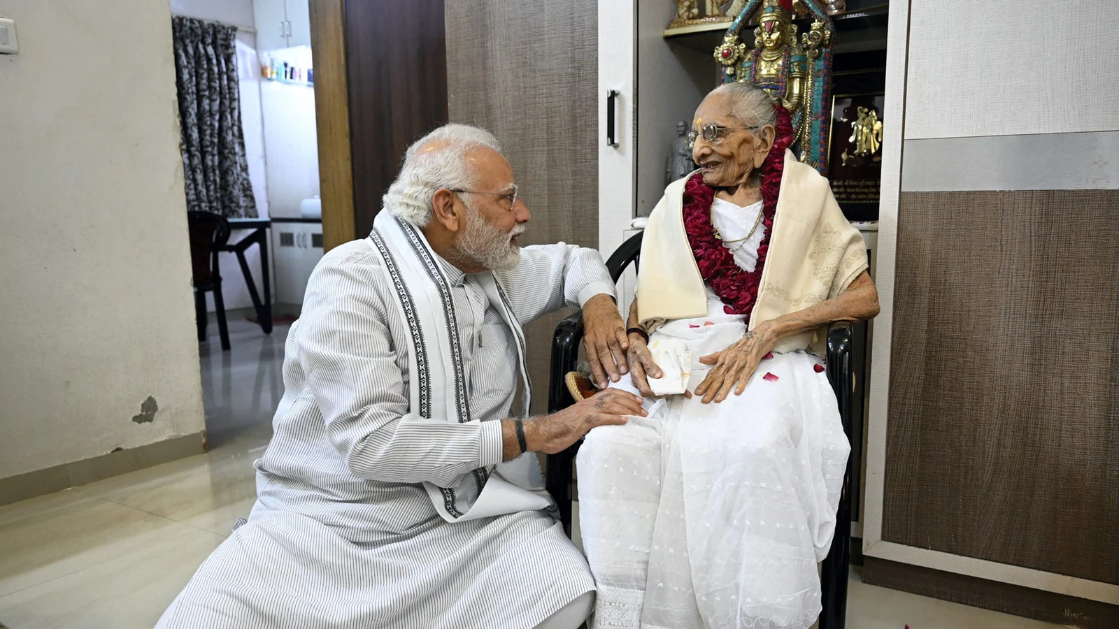 PM Modi Mother Passes Away, 100 वर्ष की आयु में पीएम मोदी की मां का निधन