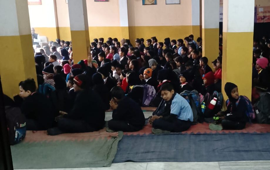 Varanasi Cold Weather : शीतलहरी के बीच स्कूल की मनमानी ! मासूमों की जान से खिलवाड़
