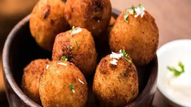 Bread Ball Recipe: सर्दियों में नाश्ते में बनाकर खाएं गर्मा-गर्म ब्रेड बॉल्स