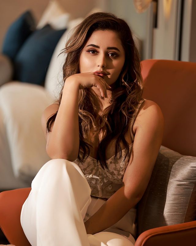 Hot लुक में दिखीं Rashmi Desai, फैंस ने दबाई दांतों तले उंगली