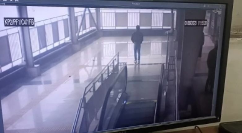 Student Committed Suicide, छात्र ने नॉलेज पार्क Metro Station से लगाई छलांग, मौत