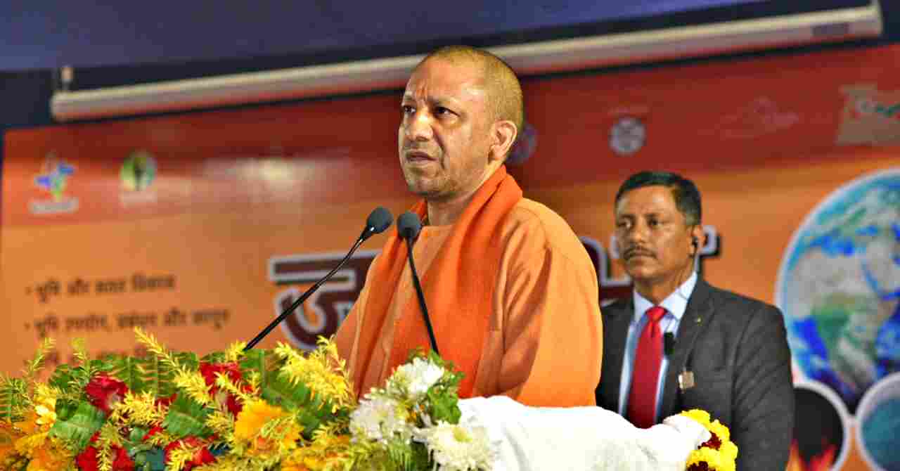 Varanasi टेंट सिटी पहुंचे CM Yogi, जनसभा में आह्वान- गौ आधारित प्राकृतिक खेती करें किसान, किसानों की आय बढ़ाने पर सरकार गंभीर