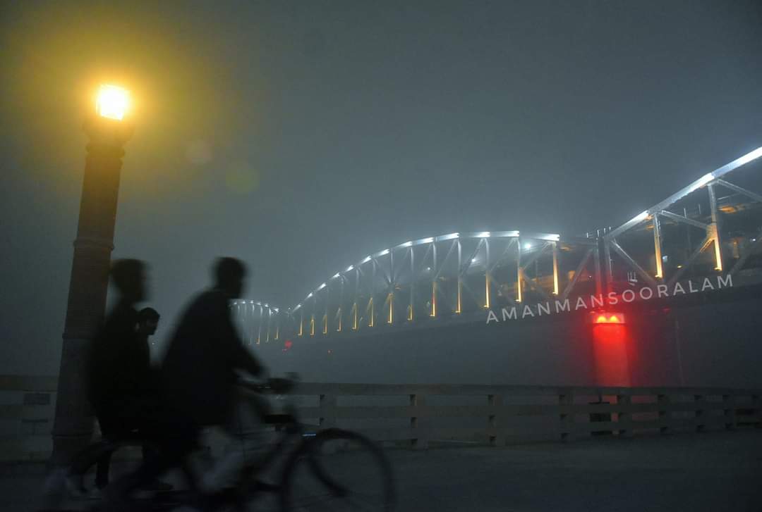 Namo Ghat पर सर्दी भरी रात में कोहरे की चादर और…