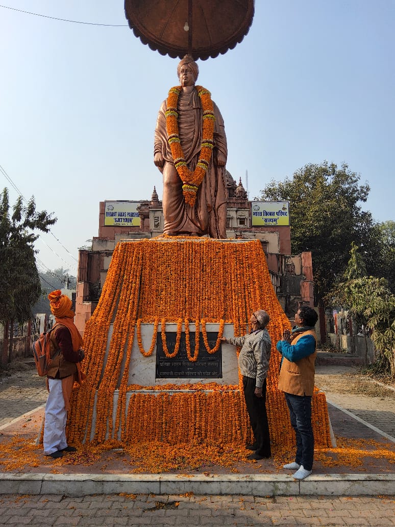 Varanasi, आज़ाद आशा की एक किरण संस्था ने पुष्पांजलि अर्पित कर विवेकानंद को किया याद