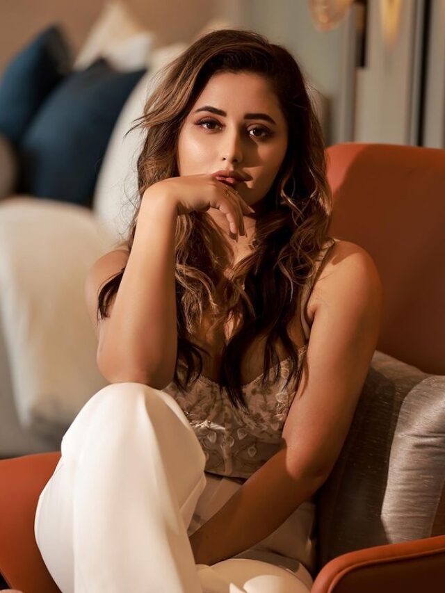 Hot लुक में दिखीं Rashmi Desai, फैंस ने दबाई दांतों तले उंगली
