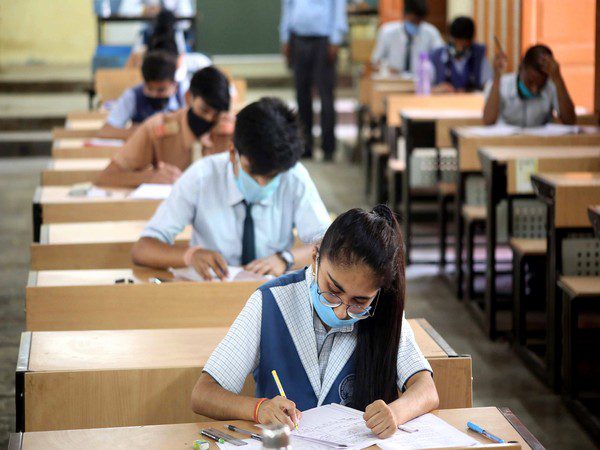 CBSE Board Exams: 15 फरवरी से शुरू होंगी परीक्षाएं, 26 देशों में करीब 38 लाख बच्चों का इम्तिहान, कुल 191 विषय