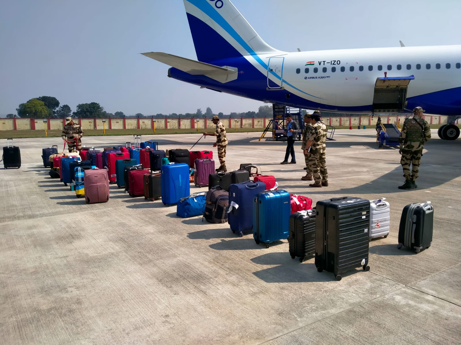 Bomb threat in Flight, फ्लाइट में बम होने की सूचना, Lucknow Airport पर इमरजेंसी लैंडिंग