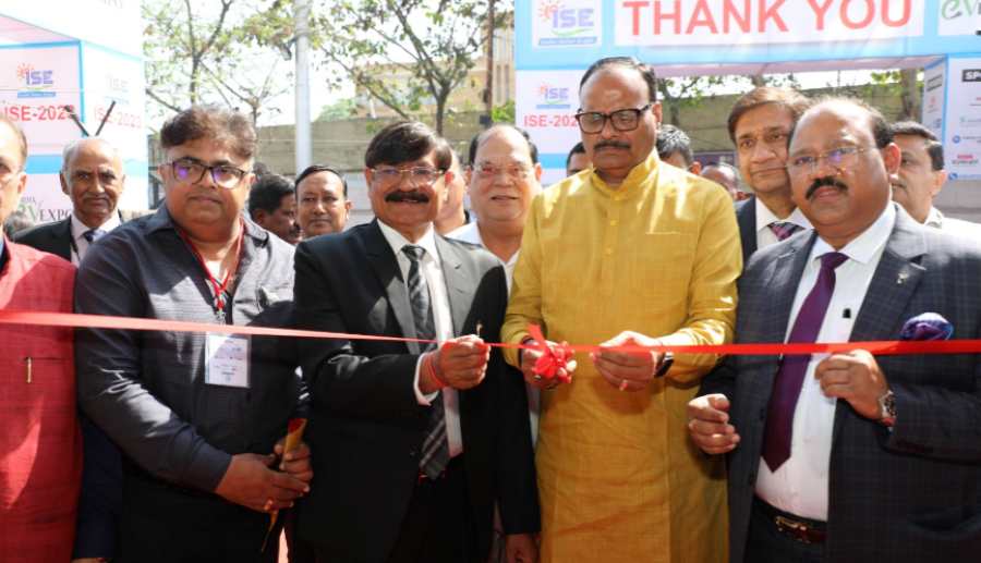 UP Electric Vehicle Expo: 14 राज्यों की कंपनियों का जमघट, डिप्टी CM बृजेश पाठक का दावा- सोलर एनर्जी को बढ़ावा दे रही सरकार