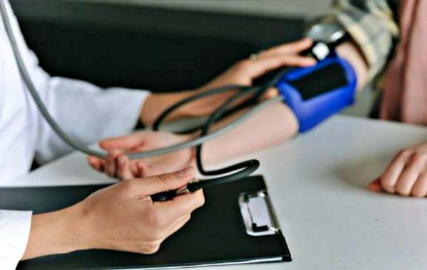Kerala HC man Slap Doctor: बीवी के बदन को छुआ तो भड़का पति, डॉक्टर को जड़ा थप्पड़, हाईकोर्ट ने कहा- बिना टच किए ट्रीटमेंट नहीं हो सकता