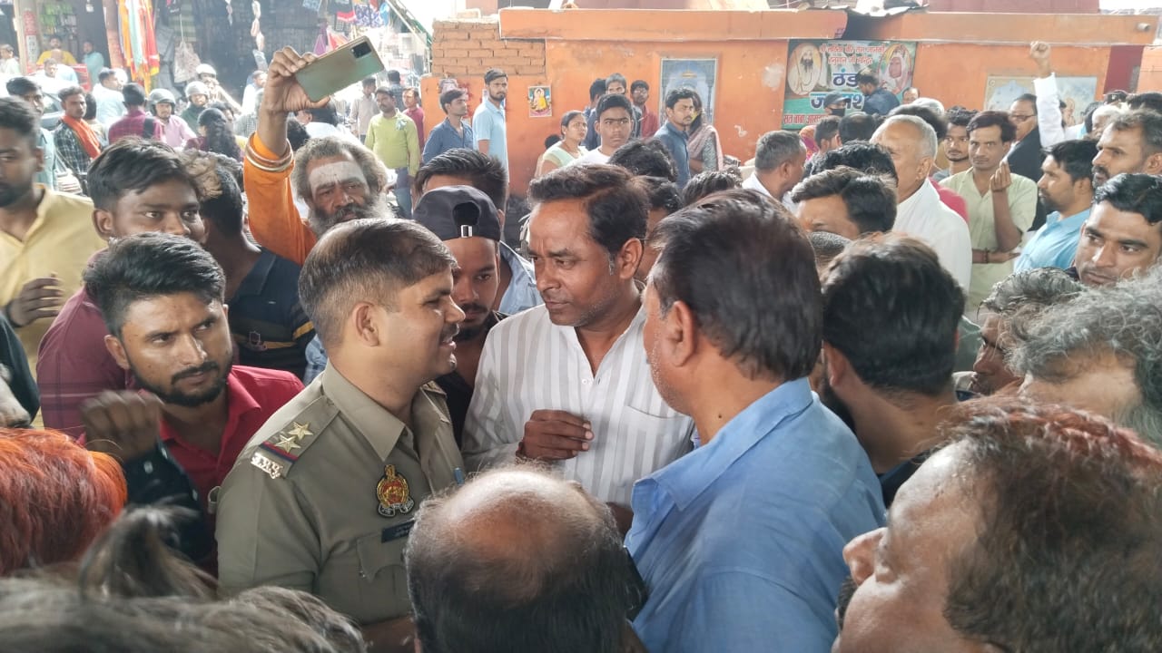 Varanasi Electricity Problem: 40 घंटे तक बत्ती गुल, काशी व्यापार मंडल और नागरिकों ने चक्काजाम किया