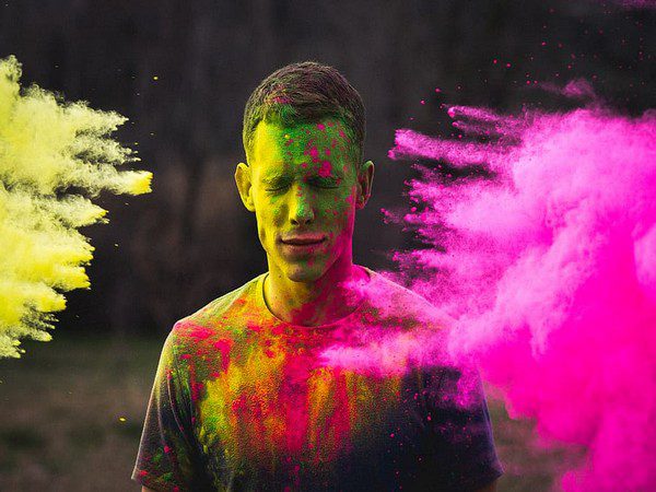 Bollywood Holi: भारत में वसंत की शुरुआत, मायानगरी के सितारों की होली, परिवार के साथ विदेशी सरजमीं पर भी बिखरते हैं चटख रंग