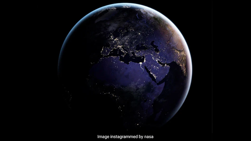 NASA ने शेयर की तस्वीर, लोग बोले चमकते सितारे की तरह दिख रही धरती