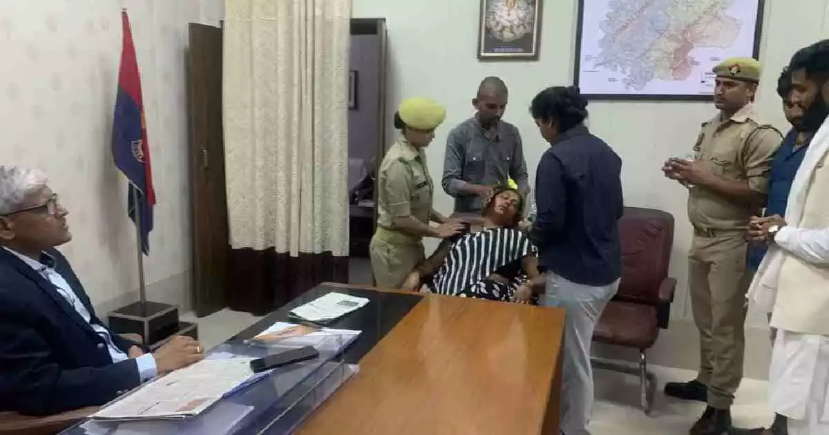 CP से मिलने पहुंची मृतक अभिनेत्री की मां हुई बेहोश, कहा- न्याय के लिए बाबा के पास जाऊंगी