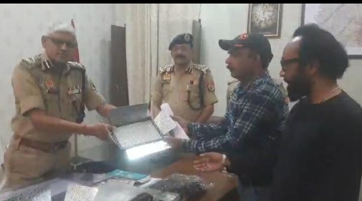 Varanasi Police का मानवीय चेहरा सामने आया, ऑटो में छूटे सामान को मालिक तक पहुंचाया, तारीफों के पुल बांध रहे काशी के लोग