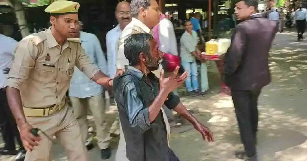 Varanasi :  मेयर पद के नामांकन स्थल के पास युवक ने किया खुदकुशी का प्रयास, मची अफरातफरी