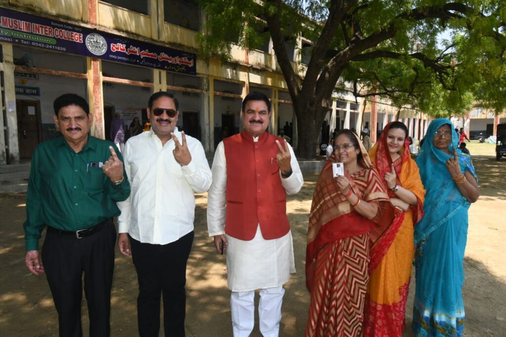 विधायक डॉ. अवधेश सिंह अपने परिवार संग मुस्लिम इंटर कॉलेज लल्लापुरा में वोट देने के बाद।