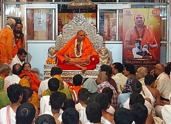 Swami Avimukeshwarnand in kashi, मंगलवार को ज्योतिष्पीठाधीश्वर जगद्गुरु शंकराचार्य स्वामी अविमुक्तेश्वरानंद: सरस्वती जी दो दिवसीय प्रवास के लिए काशी पहुंचे। अस्सी पर सन्तों व भक्तों की भारी भीड़ ने शंख ध्वनि