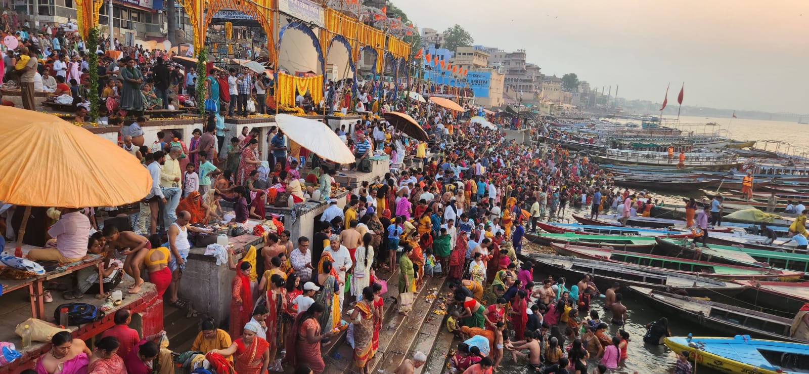 Varanasi, गंगा दशहरा पर गंगा जी में स्नान के लिए उमड़ा श्रद्धालुओं का रेला