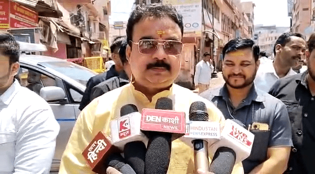 Nagar Nikay Chunav, उत्तर प्रदेश स्वर्णकार संघ के प्रदेश महामंत्री शैलेश वर्मा ने डाला वोट
