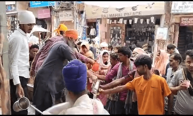 Varanasi, श्री गुरु अर्जन देव जी महाराज के शहीद दिवस पर श्रद्धालुओं में प्रसाद वितरण