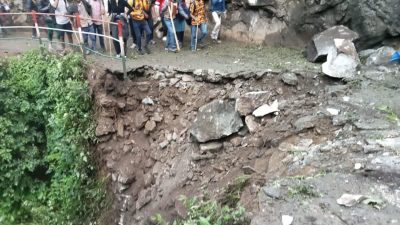 Kedarnath Yatra: भीमबली-गौरीकुंड के बीच बोल्डर गिरने से यात्रा मार्ग टूटा
