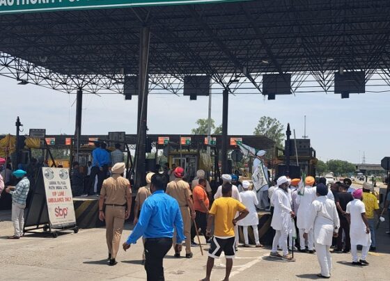 Farmers landed on the road and made Ladowal toll plaza free