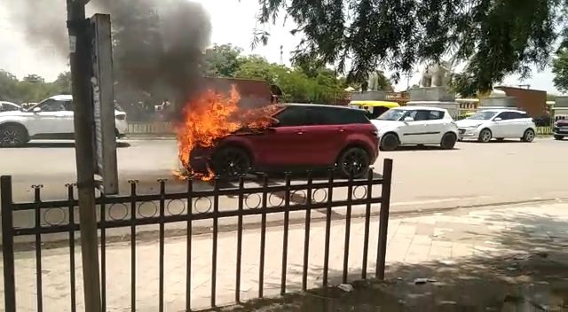 Range Rover में अचानक लगी आग, चालक ने कूद कर बचाई जान