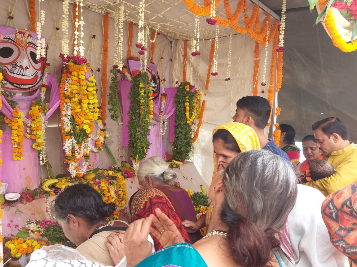 Varanasi, भक्तों के प्रेम में अत्यधिक स्नान से बीमार पड़े भगवान