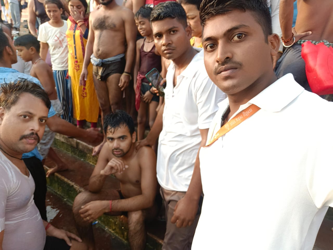 Varanasi, डूबते युवक को ड्यूटी पर तैनात जवानों ने बचाया