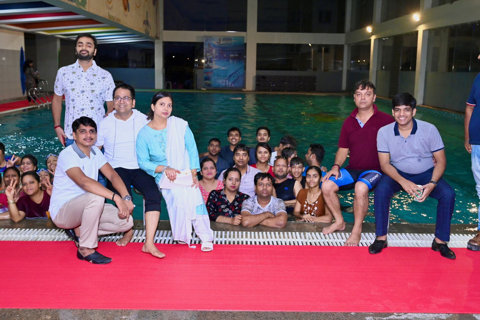 Varanasi, मारवाड़ी युवा मंच काशी के सदस्यों ने लिया द पूल गेट टुगेदर का आनंद