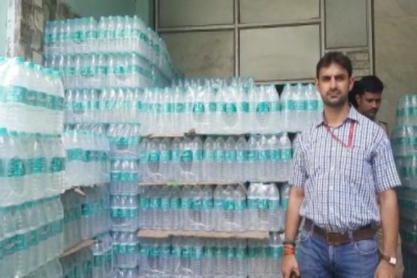 Ghaziabad, बोतलबंद पानी की अवैध फैक्ट्री पकड़ी, सिग्नेचर ब्रांड का पानी जब्त