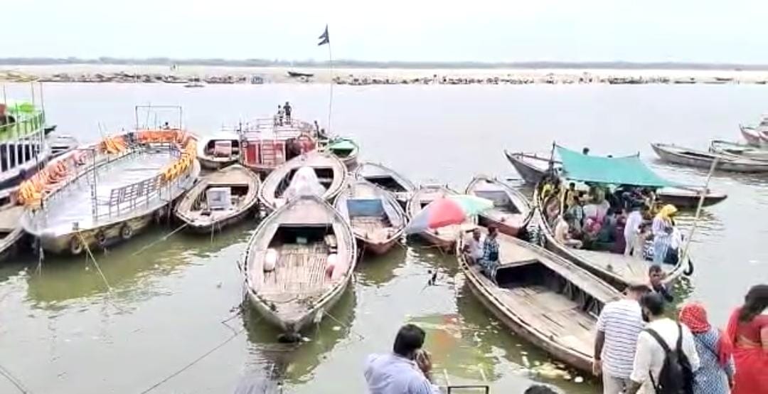 Varanasi, नाविकों को प्रशासन की ओर से दिया जाएगा लाइफ जैकेट