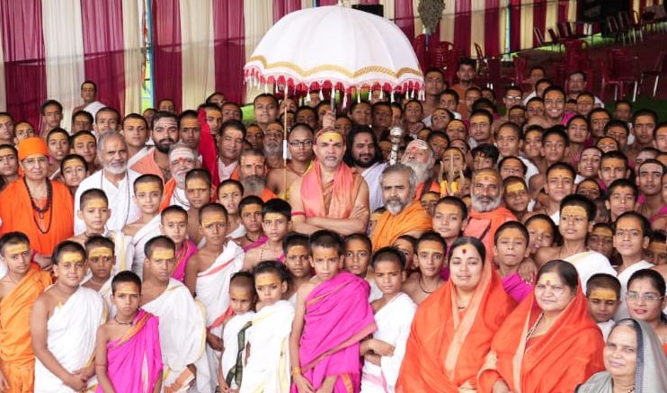 Shankaracharya ने तिरंगा फहराया, बोले- श्रावण मास में मिली थी आजादी, हिंदी पंचांग से राष्ट्रीय पर्व मनाने की अपील