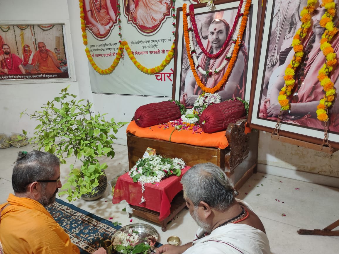 Varanasi, शंकराचार्य अविमुक्तेश्वरानंद: सरस्वती के अवतरण दिवस पर तुलादान का आयोजन