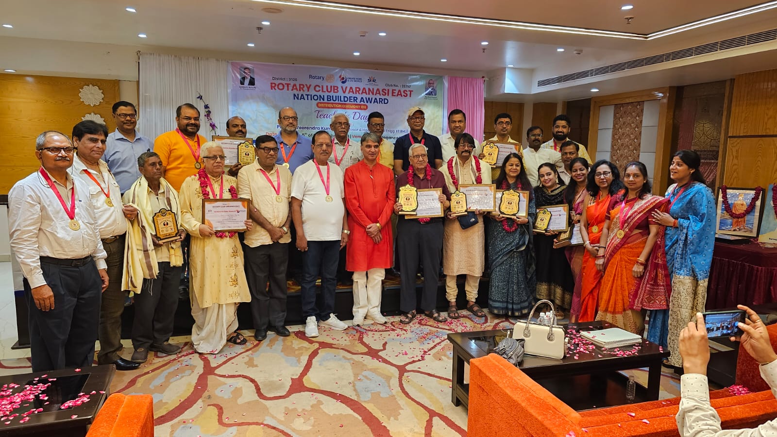 Varanasi, समाज में महत्वपूर्ण योगदान के लिए डॉ. पी के मुखर्जी को नेशन बिल्डर अवार्ड