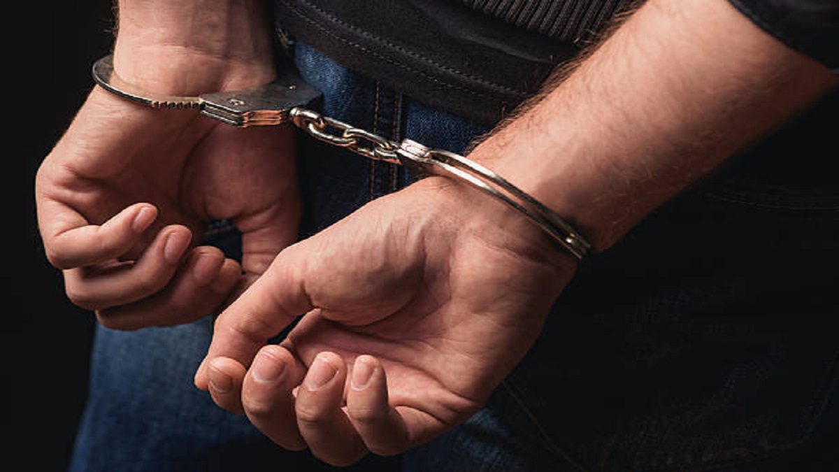 ग्रेटर नोएडा के रेस्तरां में आबकारी विभाग का छापा, चार गिरफ्तार