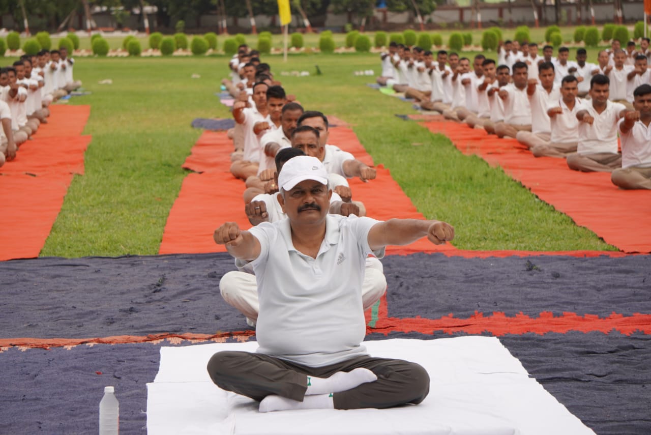 International Yoga Day, रामनगर पीएसी परेड ग्राउंड में जवानों ने किया योग