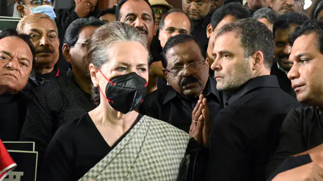 आखिर उतरने को तैयार हुए सोनिया और राहुल! 15 दिन में 25 रैलियां; गुजरात के रण में Congressका महाप्रचार