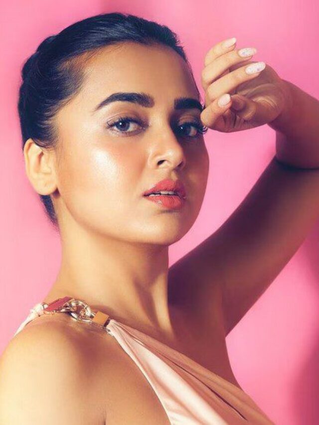 Tejasswi Prakash Bold Look: कभी आंखों से चलाए तीर तो कभी हर तरफ से खुली ड्रेस में ढाया कहर