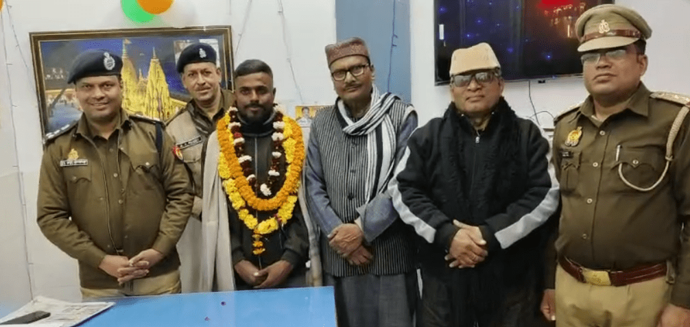 Varanasi, आठ ज्योतिर्लिंगों के पैदल दर्शन कर काशी पहुंचा कर्नाटक निवासी पूर्णानंद, स्वागत