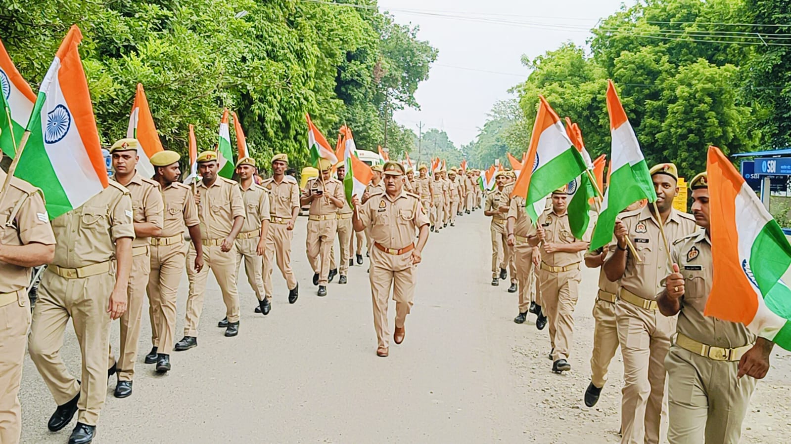 Varanasi, 36 वीं वाहिनी पीएसी के जवानों ने निकाली पैदल तिरंगा यात्रा